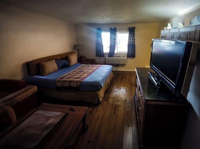 Deluxe Room, 1 Queen Bed, Non Smoking, Refrigerator & Microwave