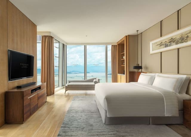 DELUXE SEAVIEW STUDIO SUITE-LOUNGE ACCESS