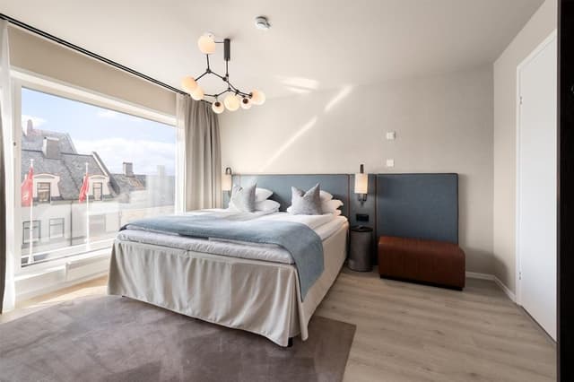 Double Room, Corner