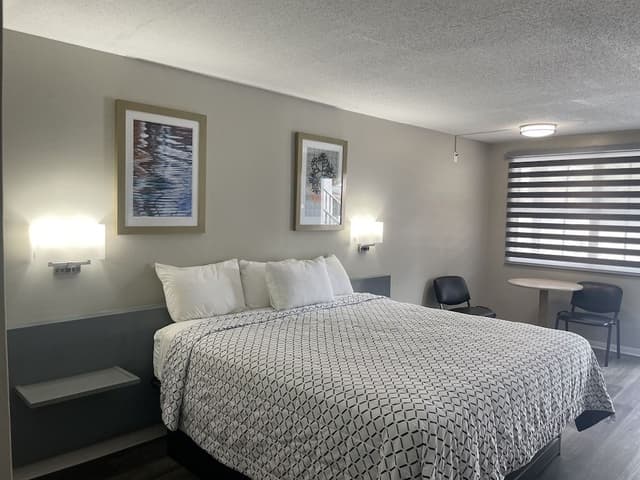 KING BED SECOND FLOOR