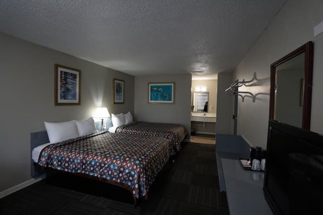 2 QUEEN BEDS GROUND FLOOR