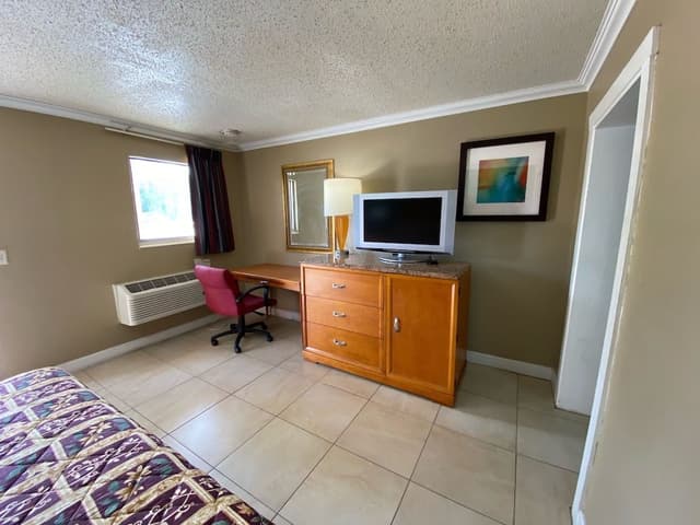 Classic Room, 1 King Bed, Non Smoking