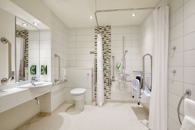 Standard Twin Room, Roll-in Shower