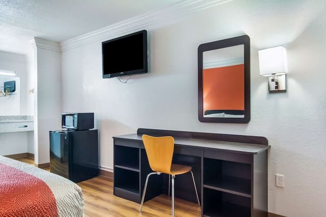 Deluxe Room, 1 King Bed, Smoking, Refrigerator & Microwave