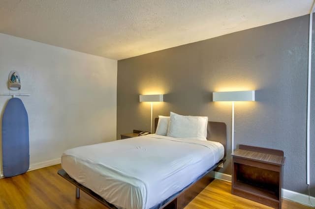 Standard Room, 1 Queen Bed, Smoking, Kitchenette