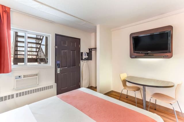 Deluxe Room, 1 Queen Bed, Non Smoking, Kitchenette