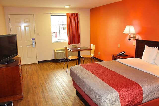 Standard Room, 1 Queen Bed, Non Smoking, Refrigerator & Microwave