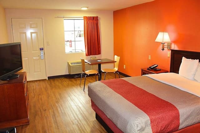 Standard Room, 1 Queen Bed, Non Smoking, Refrigerator & Microwave
