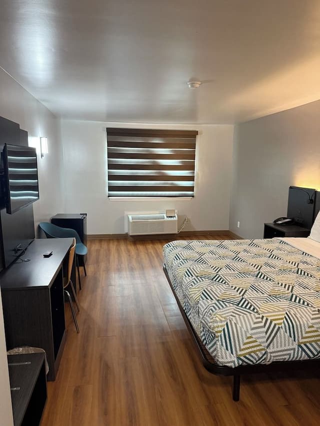 Standard Room, 1 King Bed, Roll-in Shower, Smoking