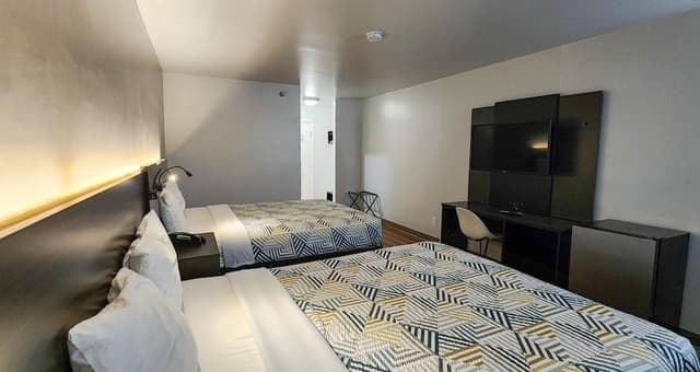 Standard Room, 2 Queen Beds, Roll-in Shower, Non Smoking