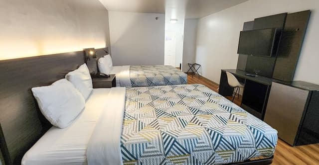 Standard Room, 2 Queen Beds, Roll-in Shower, Non Smoking
