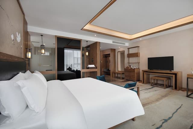 Deluxe Room, 1 King Bed, City View