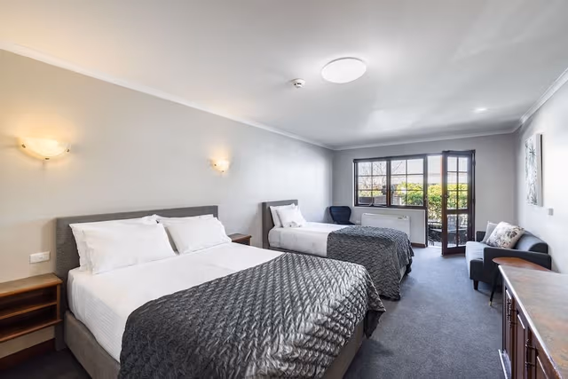 Walk In Shower - Deluxe Queen & Single with Courtyard