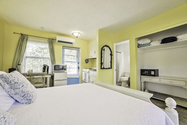 Courtyard Studio Suite (1 Queen Bed and 1 Sofabed)