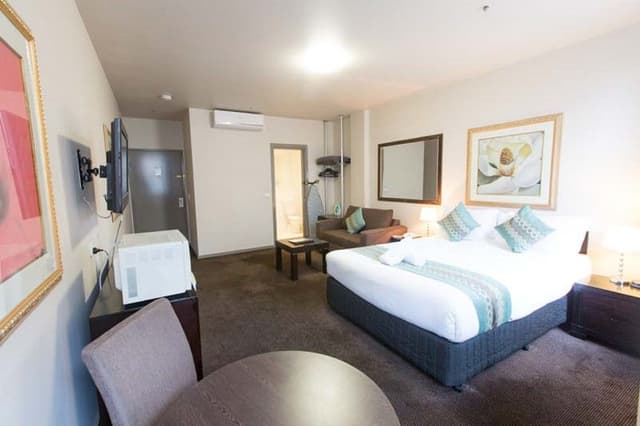 Corporate Queen Room