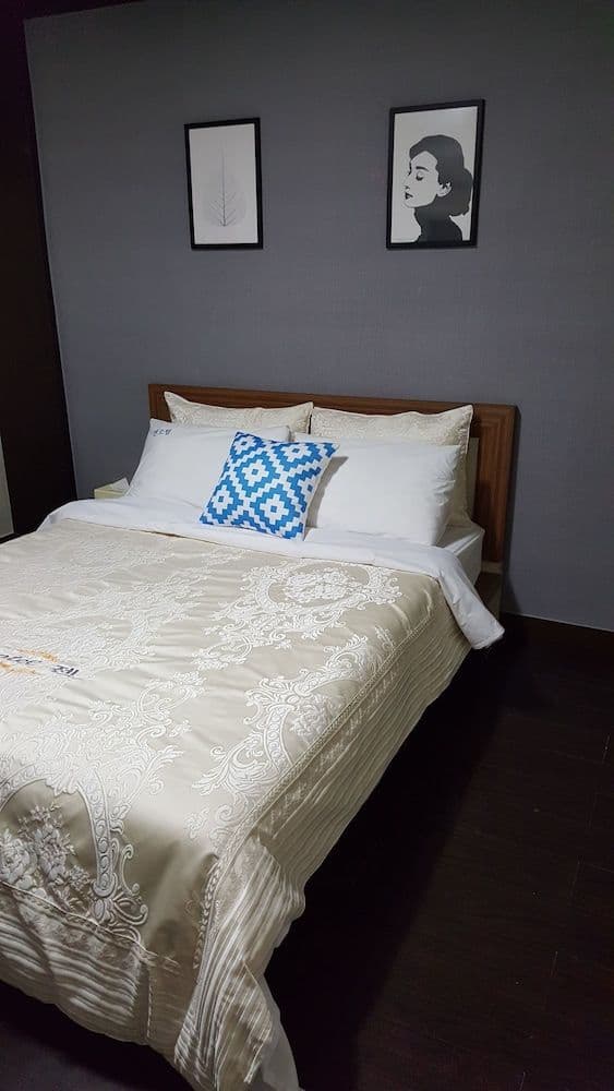 Basic Double Room, 1 Queen Bed
