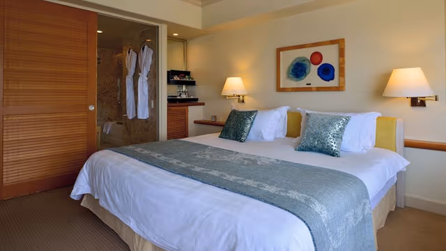 Club Room, 1 King Bed, Lounge access, Non Smoking