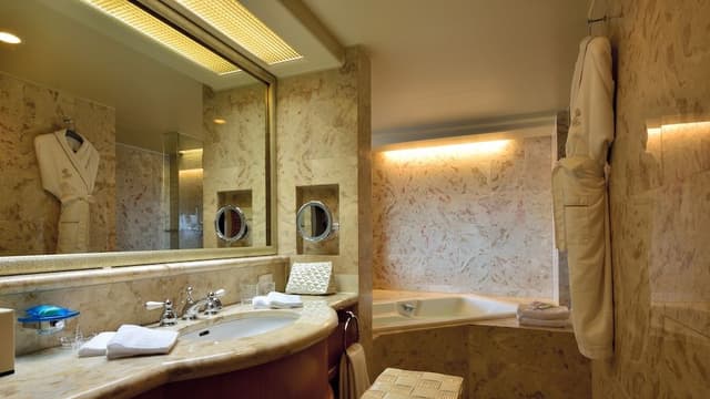 Executive Suite, 1 King Bed, Lounge access, Non Smoking