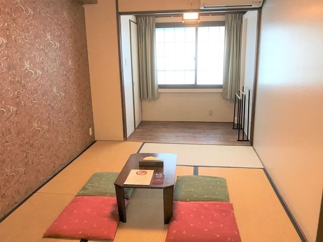 Japanese Room with private toilet 2-3 people