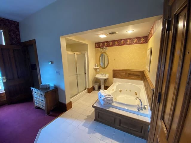 Basic Room, 1 King Bed, Hot Tub