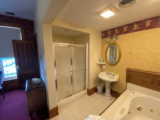 Basic Room, 1 King Bed, Hot Tub