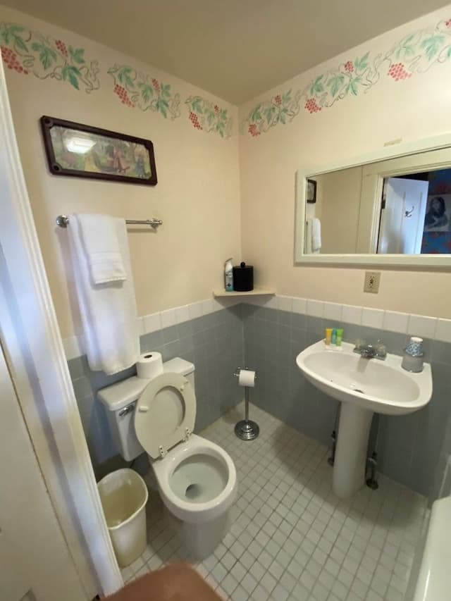 Basic Room, 1 Queen Bed