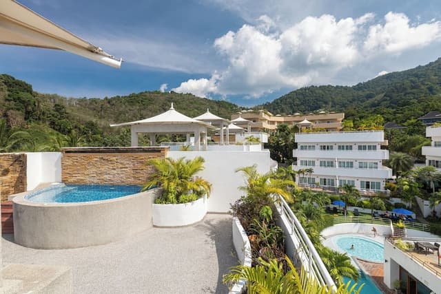 New One Bedroom Penthouse Suite with Rooftop Jacuzzi