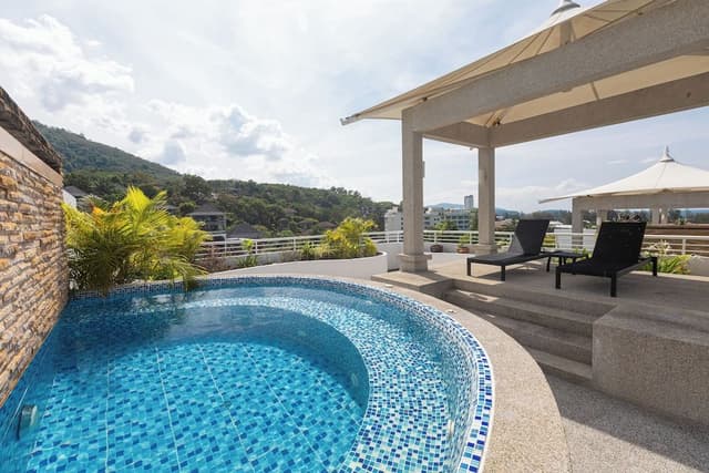 New One Bedroom Penthouse Suite with Rooftop Jacuzzi