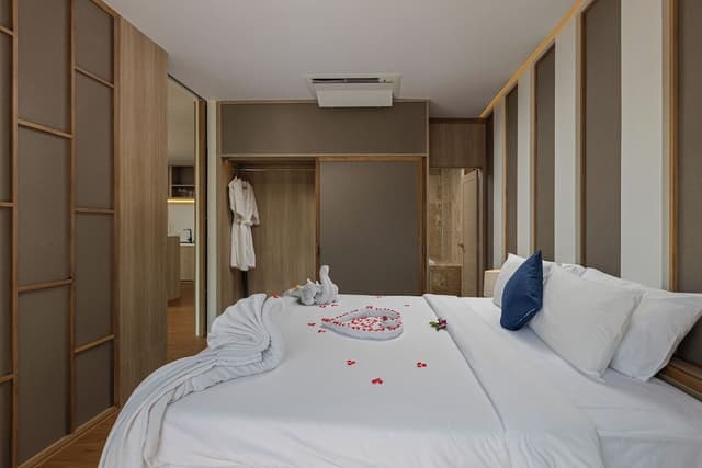 New One Bedroom Penthouse Suite with Rooftop Jacuzzi