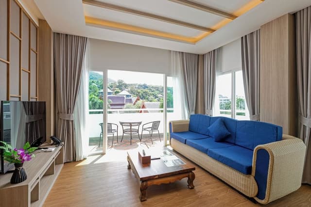 New One Bedroom Penthouse Suite with Rooftop Jacuzzi