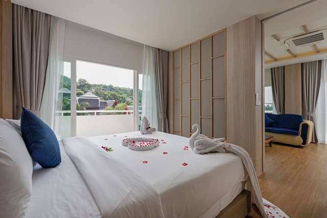 New One Bedroom Penthouse Suite with Rooftop Jacuzzi