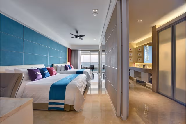 Premium Pool Suite