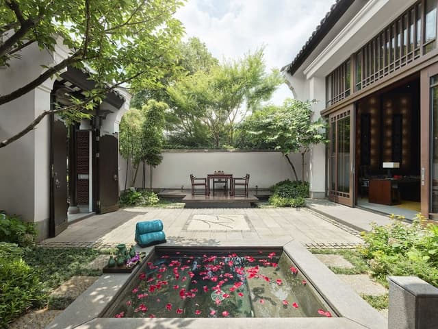 Two Bedroom Jetpool Villa (Lake View)