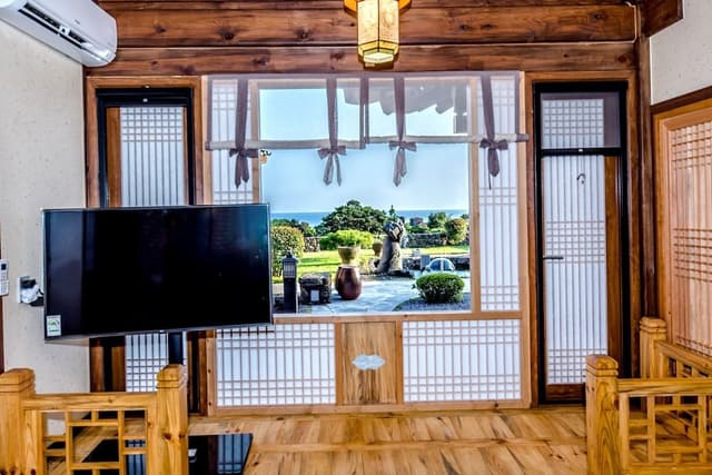 Wol Hwa C (Hanok Building 1F)