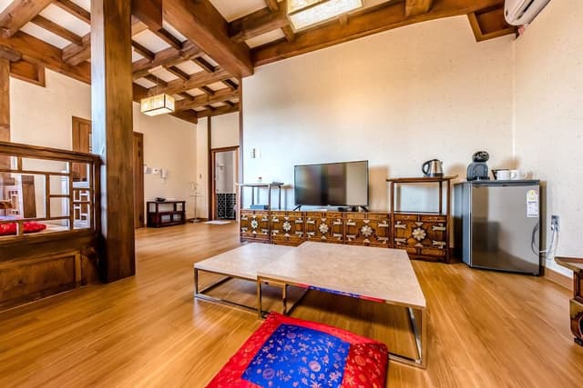 Wol Hwa B (Hanok Building 1F)