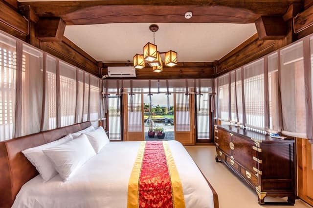 Wol Hwa C (Hanok Building 1F)