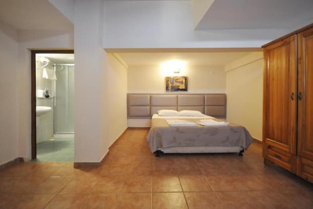 Family Room (2 Adults + 2 Children)