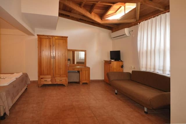 Family Room (2 Adults + 2 Children)