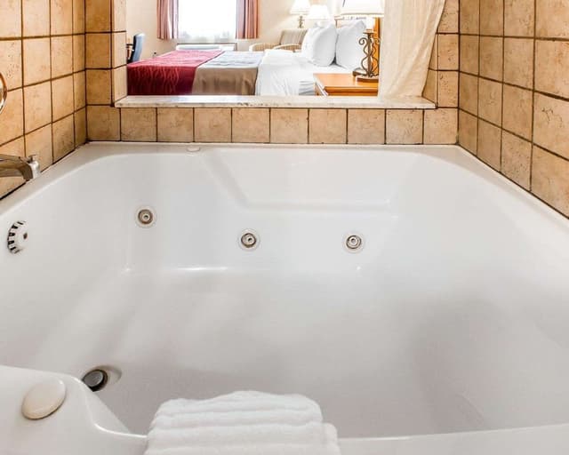 Standard Room, 1 King Bed, Smoking, Jetted Tub