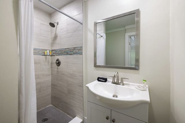 Comfort Suite, 1 King Bed, Garden View