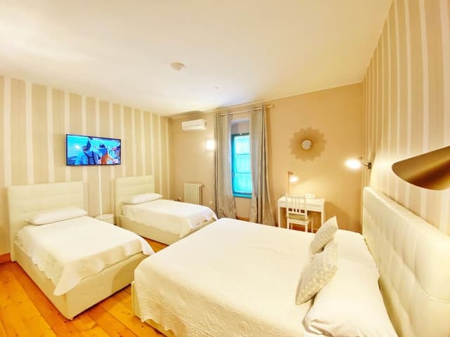 Deluxe Quadruple Room, 1 Bedroom, Private Bathroom