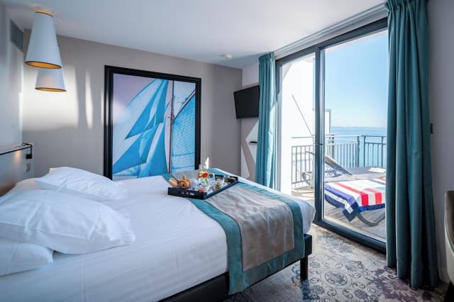 EXCEPTIONAL SUITE WITH PRIVATE WHIRLPOOL BATH SEA VIEW