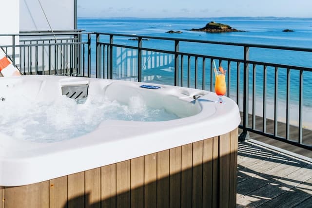 EXCEPTIONAL SUITE WITH PRIVATE WHIRLPOOL BATH SEA VIEW