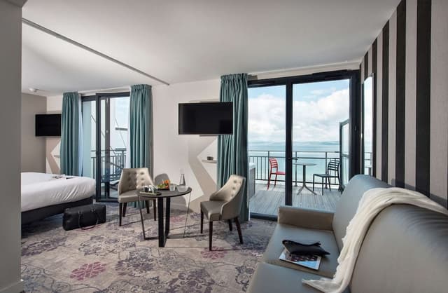EXCEPTIONAL SUITE WITH PRIVATE WHIRLPOOL BATH SEA VIEW