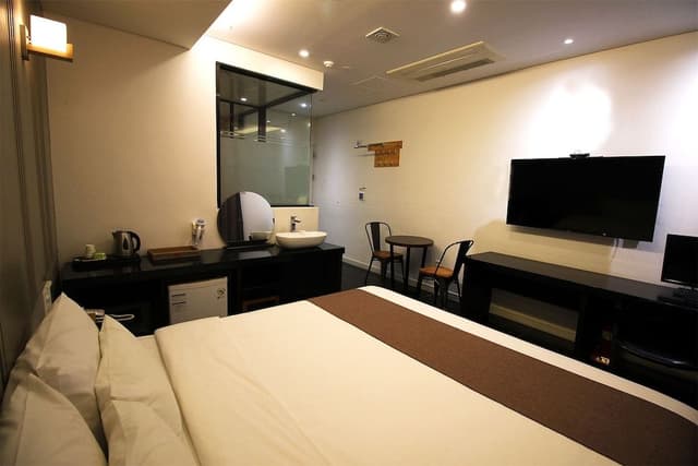 Deluxe Twin Room, No Smoking, Base 2, Max 3, Surcharge on spot