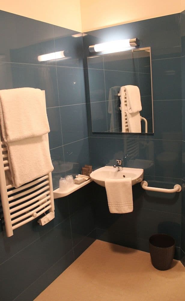 Junior Suite, Accessible (Parking side, view train tracks)