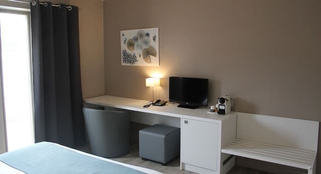 Double Room, Accessible (Parking side, view train tracks)