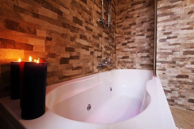 Double Room, Jetted Tub
