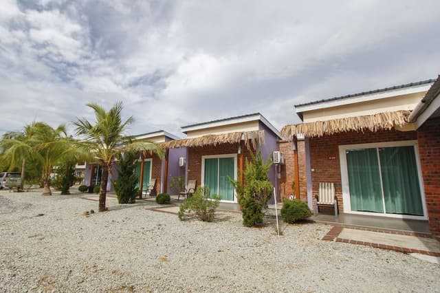Bungalow Couple