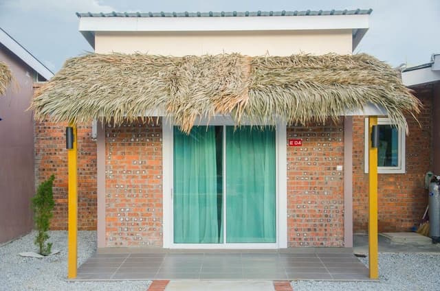 Bungalow Couple